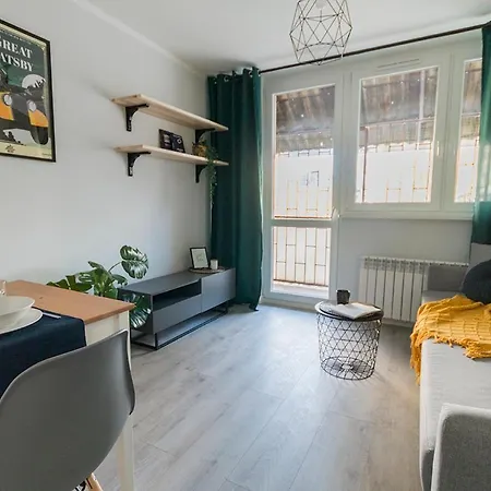 Golden - Cozy Studio Apartment